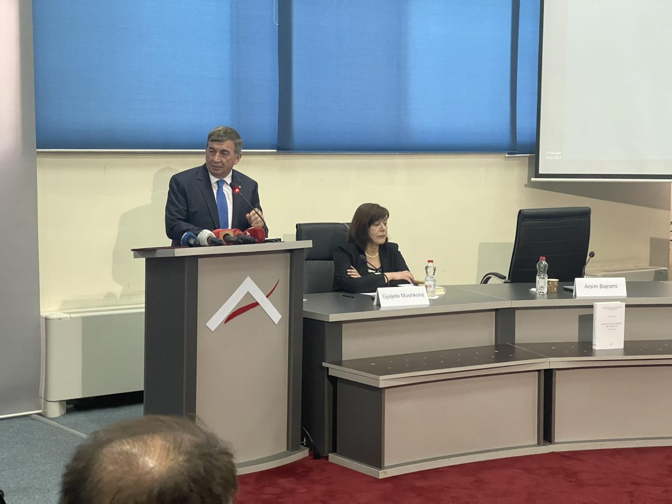 Promovohet libri i Arsim Bajramit “Gjenocidi i Serbisë në Kosovë – aspekte juridike”, paraqet dëshmi për krimet e luftës