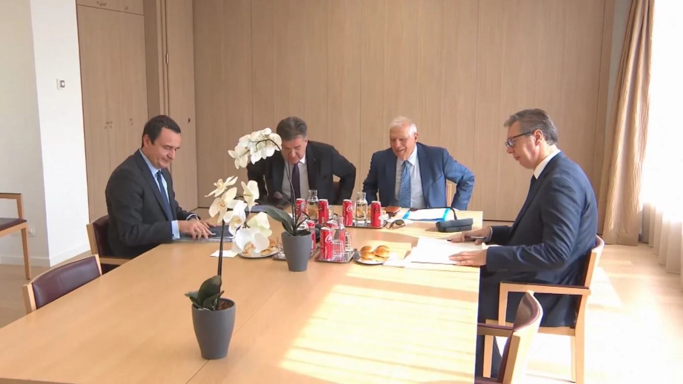 Analisti zviceran kritikon SHBA’në dhe BE’në se po e favorizojnë Serbinë në dialog