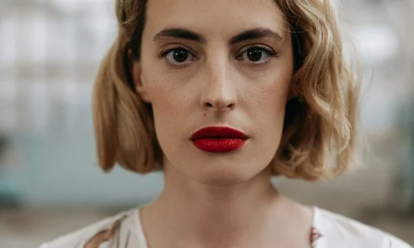 Producentja dhe aktorja kryesore e serialit “Rrushe” tregon pse janë vendosur titrat shqip-shqip