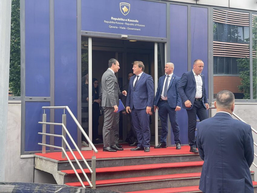 Përfundon takimi Kurti-Varhelyi, s’ka deklarime për media