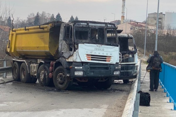 Bllokohen rrugët në hyrje-dalje të Leposaviqit