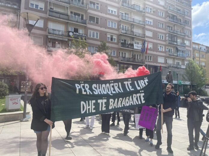 Marshohet për të drejtat e punëtorëve, hudhën mjete piroteknike drejt institucioneve