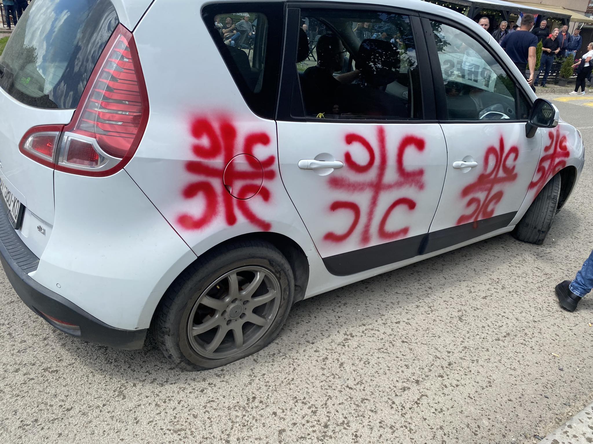 Protestuesit serb po shpojnë gomat e veturave të mediave kosovare