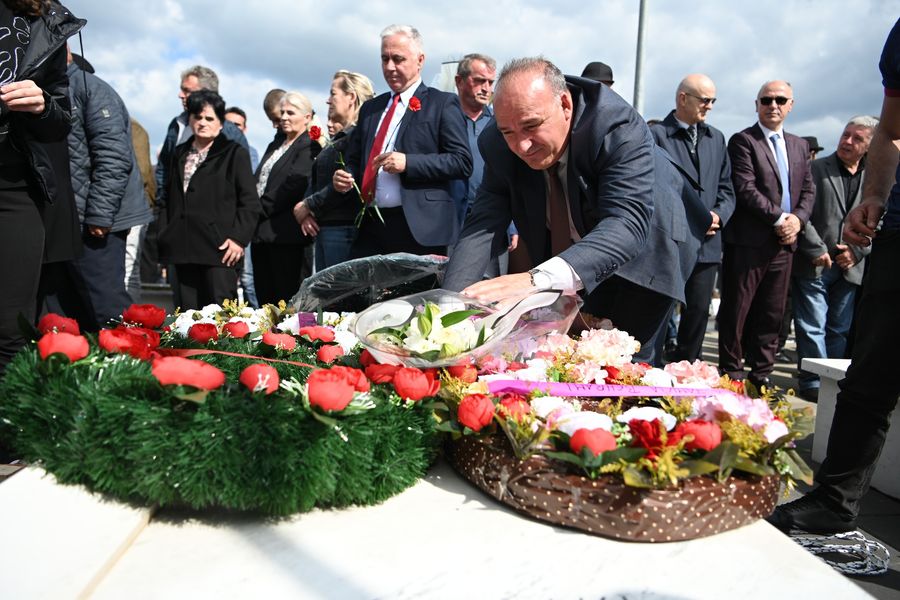 Komuna e Podujevës shfaq pamjet e aktiviteteve të Ditës së Dëshmorëve dhe fjalimin e kryetarit/ VIDEO