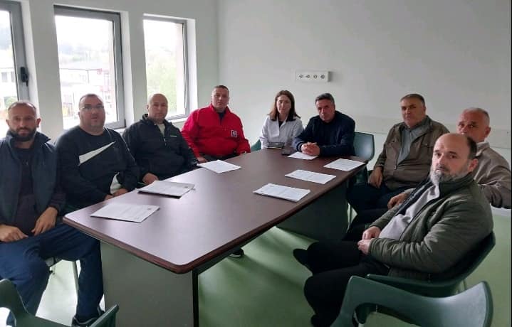 Punuan për shumë vite pa dokumente në emergjencën e Podujevës, pajisen me kontrata 7 vozitës