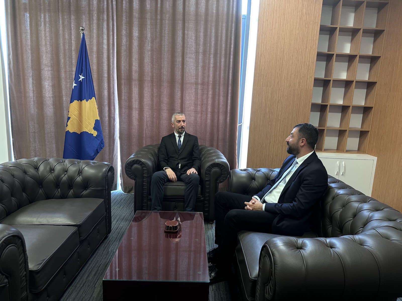 Me flamurin e Kosovës në krah, Atiq e pret zyrtarisht në takim ministrin Krasniqi