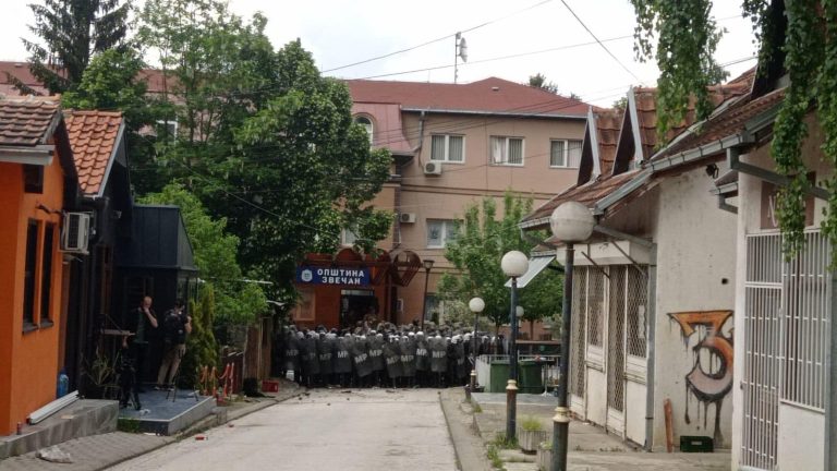 Ndërtesa e komunës së Zveçanit është siguruar nga ushtarët polakë të KFOR-it, aty ka ende protestues të mbledhur
