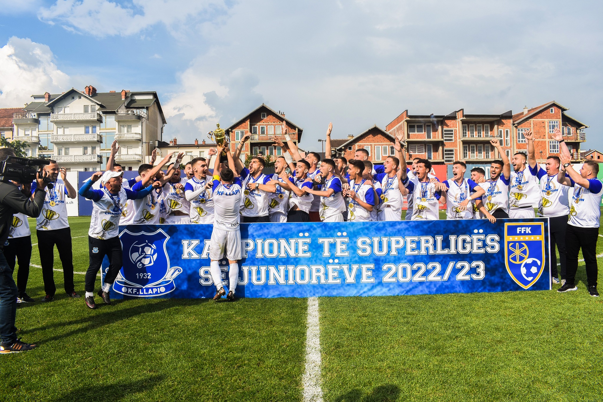 Juniorët e KF Llapit festojnë kampionatin për edicionin 2022/23