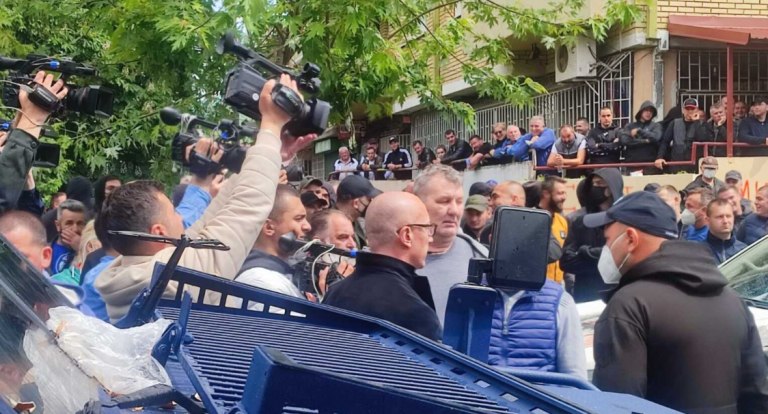 “Tradhti”- Serbët e godasin me shishe në kokë Goran Rakiqin