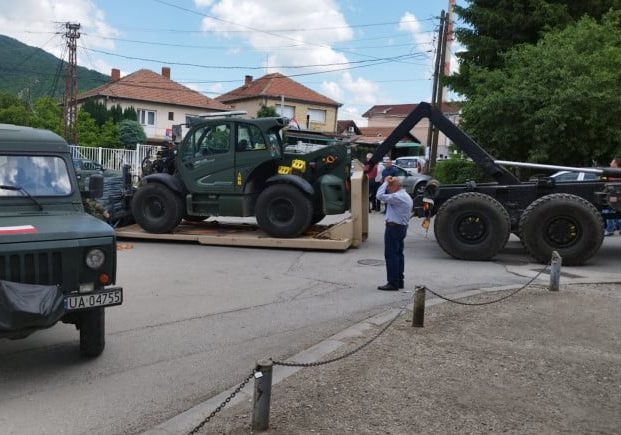 KFOR-i dërgon makineri të rëndë në Zveçan, bllokon rrugët që çojnë në komunë