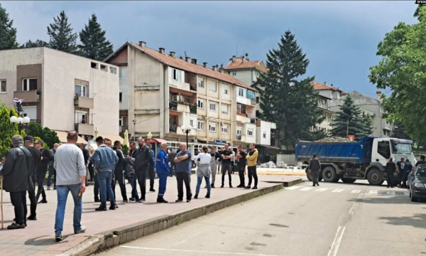 Lëvizje të shtuara të kamionëve në Veri në pikat ku vendosen barrikada