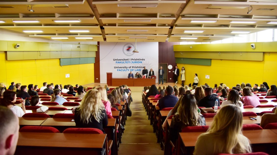 Mbi një mijë kandidatë për infermierë i nënshtrohen testimit me shkrim