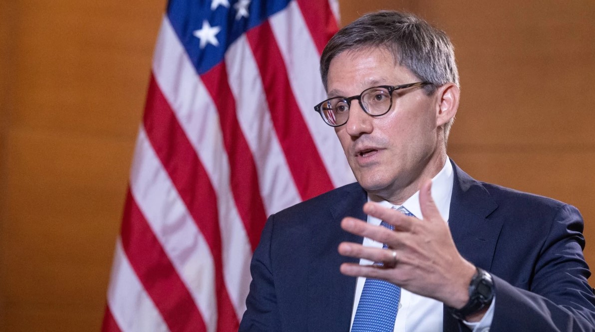 Chollet tregon kushtin e SHBA-së për ta ndihmuar Kosovën me 5-shen mosnjohëse të BE-së