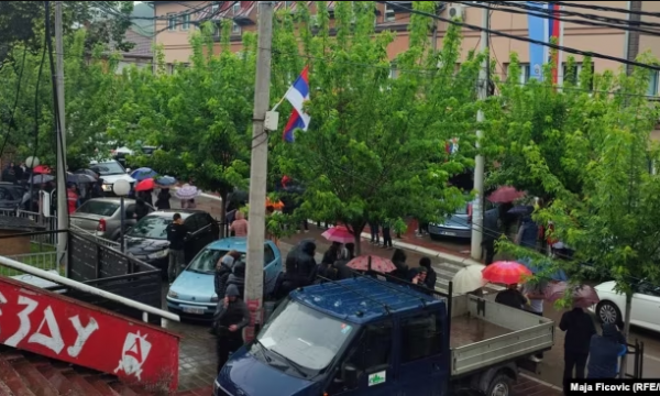 Reagon Kryetari i Zveçanit, nga ndërtesa e komunës i shoqëruar nga policia