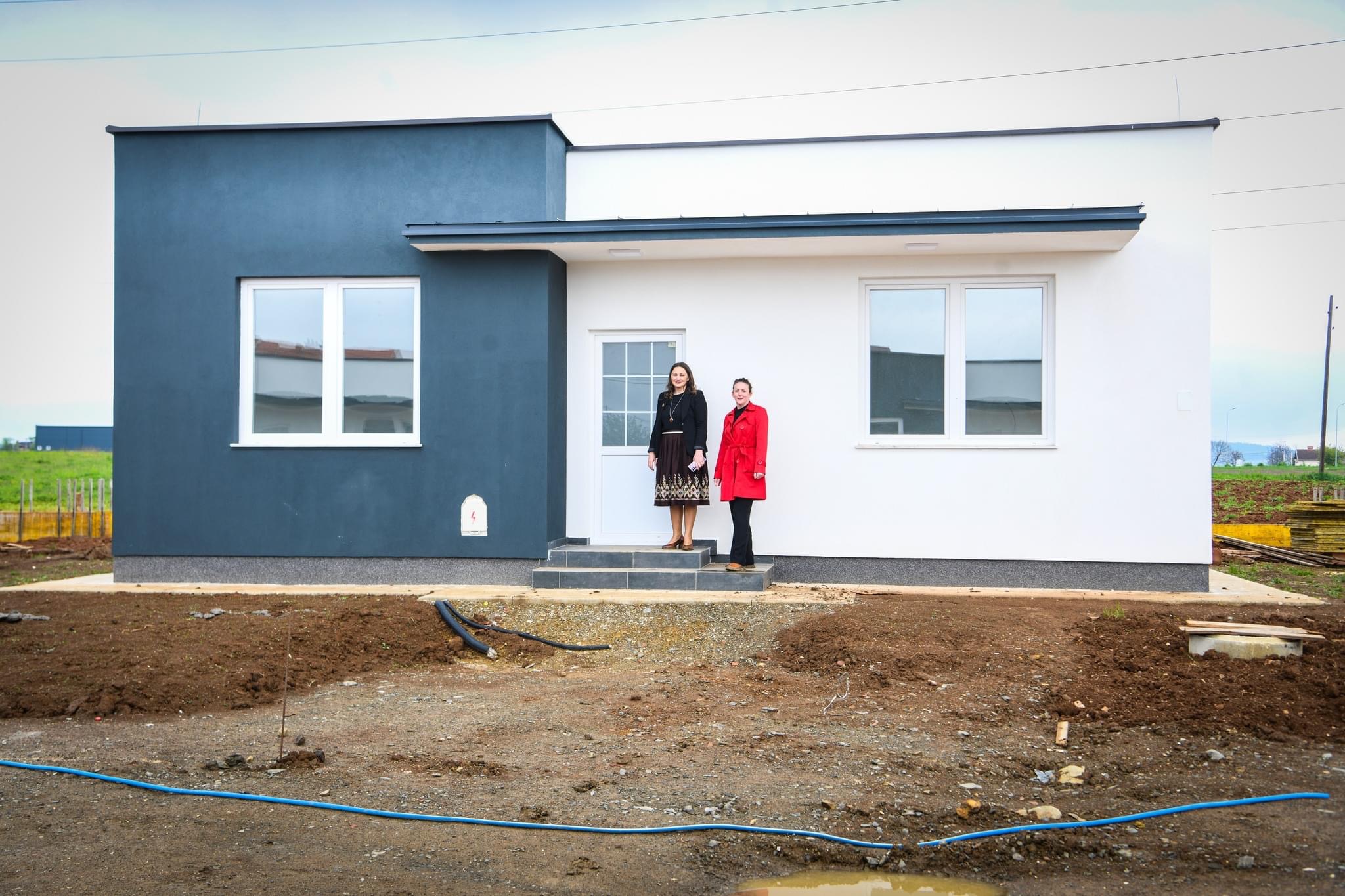 Drejtoresha Stublla inspektoi punimet në ndërtimin e lagjes së re për familjet në nevojë