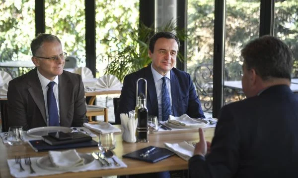 Qeveria s’ia falë BE-së që i reagoi për Ekipin Menaxhues, edhe zëdhënësi i Kurtit ia numëron shkeljet e Serbisë