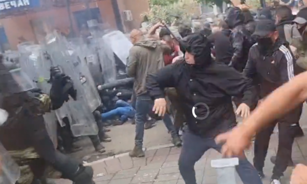 Mbi 30 ushtarë të KFOR-it të lënduar në Zveçan