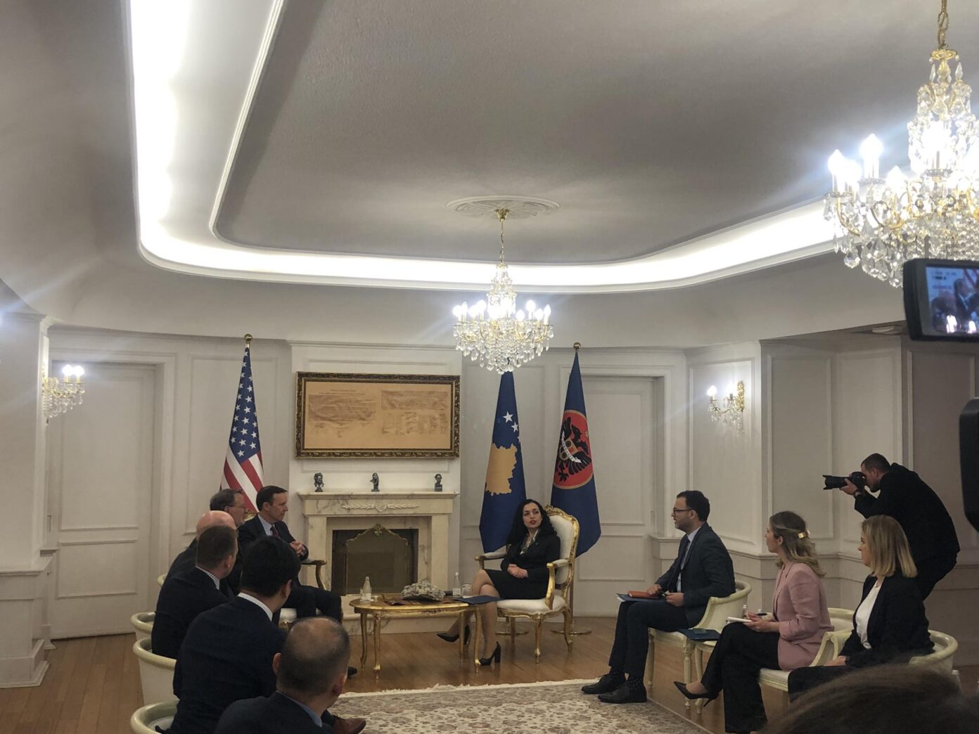 Osmani takohet me dy senatorët amerikan