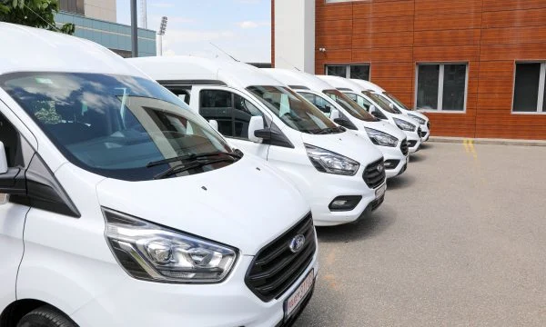 Gjermania i dhuroi 5 furgonë për Policinë e Kosovës