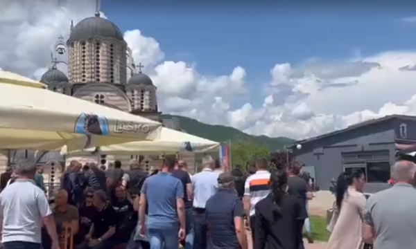 Pas bisedës me KFOR’in amerikan, përfaqësuesit e Listës Serbe dhe protestuesit mblidhen te oborri i kishës