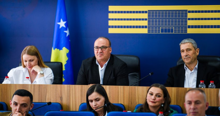 Kompania për pastrimin e veturave e kontraktuar nga Komuna e Podujevës nuk ka lokacion dhe ka vetëm 2 puntorë