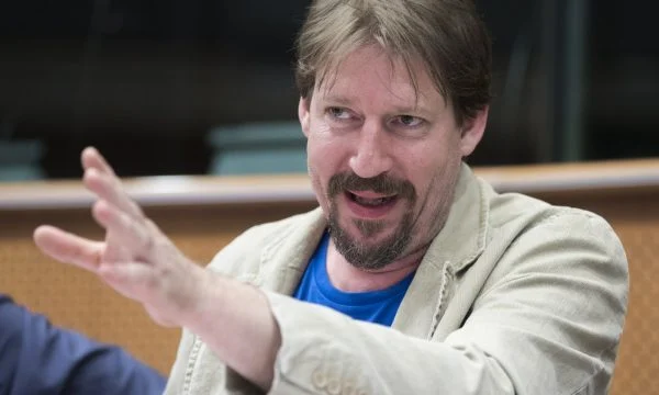 Eurodeputeti austriak: BE po e shqyrton ngrirjen e bisedimeve për anëtarësim me Serbinë