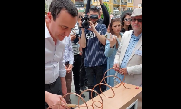 Kurti koncentrohet në një lojë në shesh, dikush e ngacmon pak: “O hala i ri është ky”