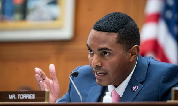 Kongresmeni Torres mbron Kosovën: Zhgënjyese që Sekretari Blinken sulmoi publikisht një aleat të Amerikës