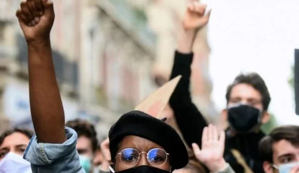 Sulme ndaj emigrantëve dhe dhunë policore, OKB kritikon Francën: Të intensifikojë përpjekjet e saj kundër urrejtjes fetare