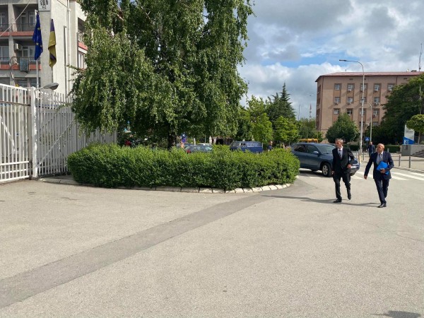 ​Zeqiri e Peci arrijnë në zyrën e BE-së në takim me Hovenierin