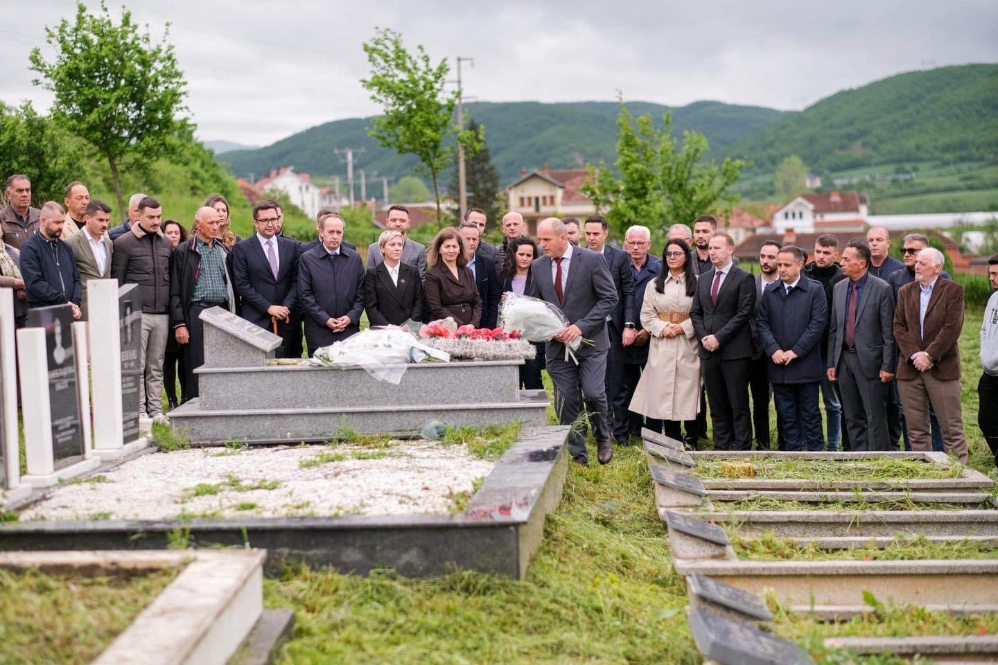 Ekrem Hyseni së bashku me Lumir Abdixhikun përkujtuan deputetin Agim Kikaj
