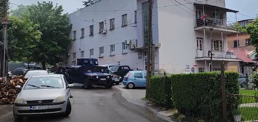 Policia e Kosovës me autoblinda të njësive speciale në rrugët e Zveçanit