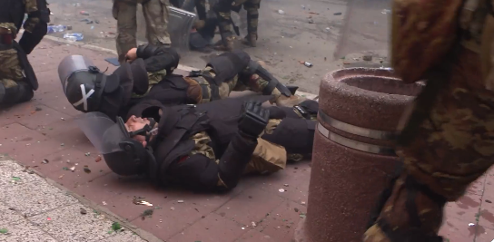 Publikohet një tjetër video prej tensioneve të sotme në Veri – ushtarët e KFOR’it shihen të shtrirë