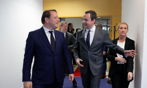 Varhelyi shkruan për takimin me Kurtin, vë theksin te Asociacioni