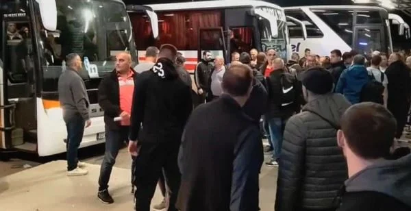 Mbi 10 mijë serbë të Kosovës u nisën në Beograd në përkrahje të Vuçiqit