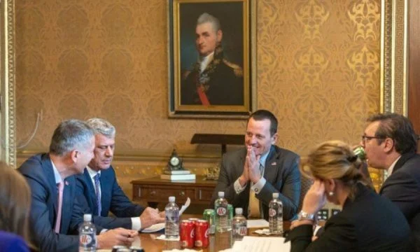 Grenell zbulon prapaskenat: Thaçi dhe Vuçiq u pajtuan ta shpërbëjnë Gjykatën Speciale, por unë bëra një gabim