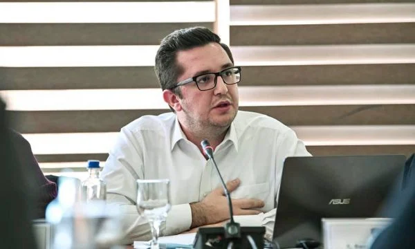 Ndërtesa e Qeverisë u ndriçua me ngjyrat e flamurit LGBT, Mustafa e quan Kurtin mashtrues