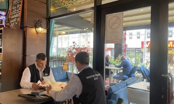 Ministri Peci në terren me inspektorë, zbulohet se sa biznese u dënuan për duhan