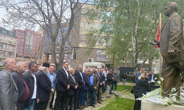 Vuçiq nga aeroplani kapet me Kurtin, Vllasin e Kamberin: Po bëjnë propagandë të ndyrë