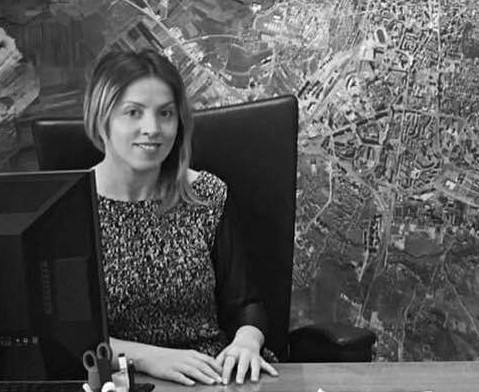 Vdes në moshë të hershme zyrtarja e Komunës së Prishtinës, ishte arkiteke