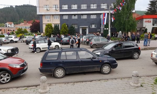 Lëshohet alarmi në Veri, mediat atje raportojnë se po grumbullohen qytetarë