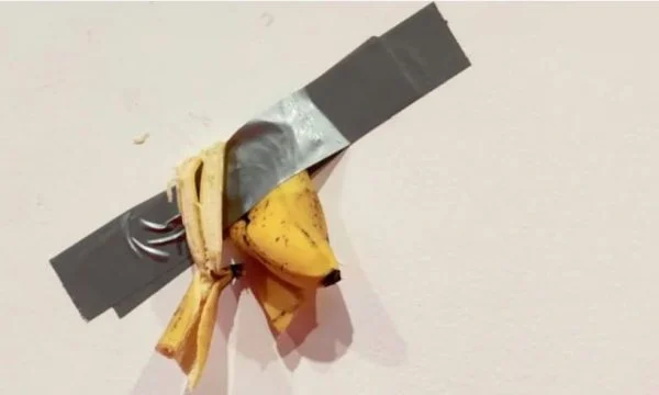 “Isha i uritur”, studenti ha bananen e ekspozuar në muze si pjesë e instalacionit të artistit italian