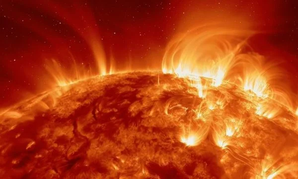 NASA: Inteligjenca artifiliciale mund të na paralajmërojë për stuhitë diellore që godasin Tokën
