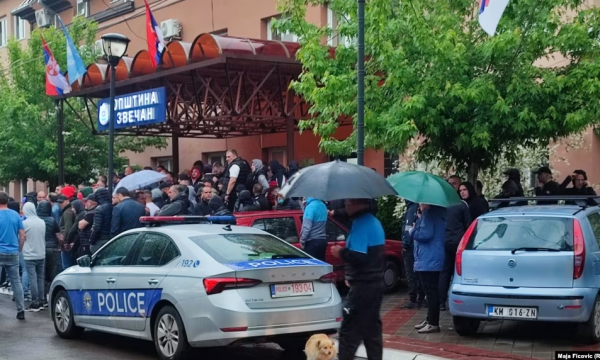 Kryetari i Zubin Potokut tërhiqet nga hyrja në ndërtesën e Komunës