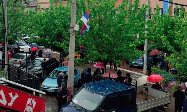 Të shtëna me armë, gaz lotsjellës, djegie makinash e urdhër për nisjen e ushtrisë serbe në kufi: Krejt çka ndodhi deri në këto çaste në veri