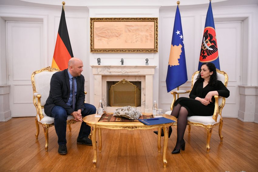 Osmani pas takimit me Sarrazin: Veprimet e Policisë ndaj strukturave kriminale të Vuçiqit janë legjitime