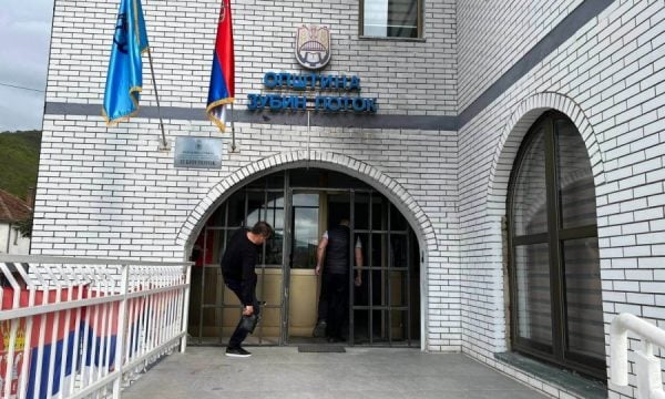 Strukturat paralele ilegale serbe rrethojnë objektin e Komunës së Zubin Potokut
