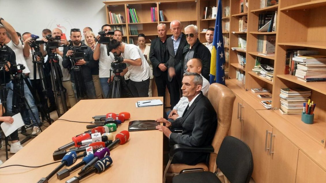 Kryetari i Zveçanit hyn në ndërtesën e Komunës