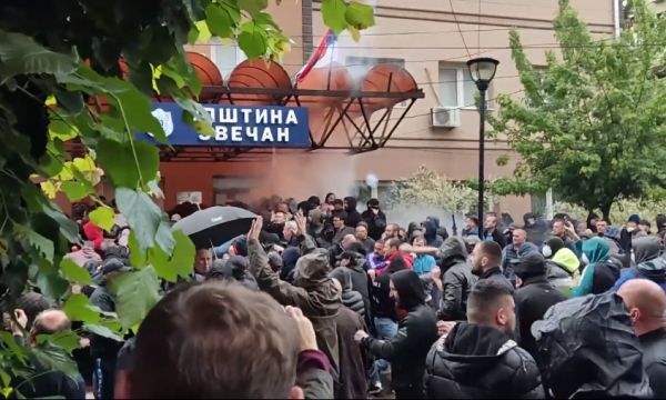 Pamje të reja nga përplasja e policisë me protestuesit në Zveçan (Video)