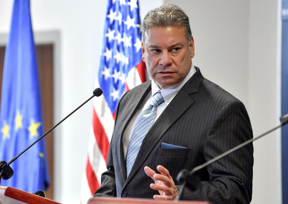 Escobar ka kritika për moszbatim të marrëveshjeve të dialogut